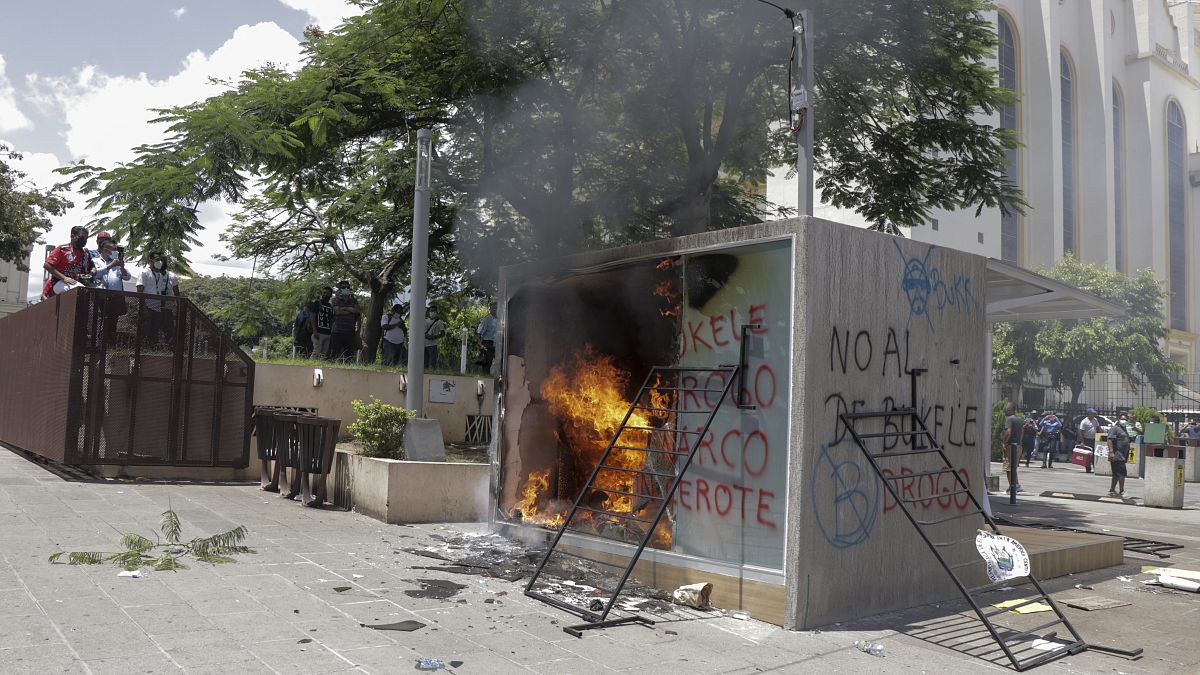 آتش زدن دستگاه خودپرداز ارز دیجیتال السالوادور