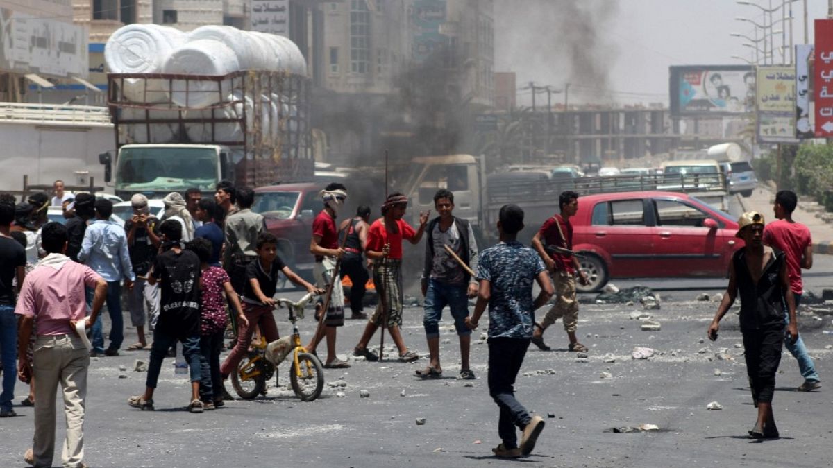 صورة من الارشيف - متظاهرون يمنيون يغلقون طريقا احتجاجا على التضخم وارتفاع تكاليف المعيشة في مدينة عدن