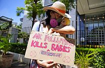 Endonezya - "Hava kirliliği bebekleri öldürür" yazılı pankart