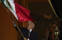 Президент Мексики Андрес Мануэль Лопес Обрадор бьет в колокол
