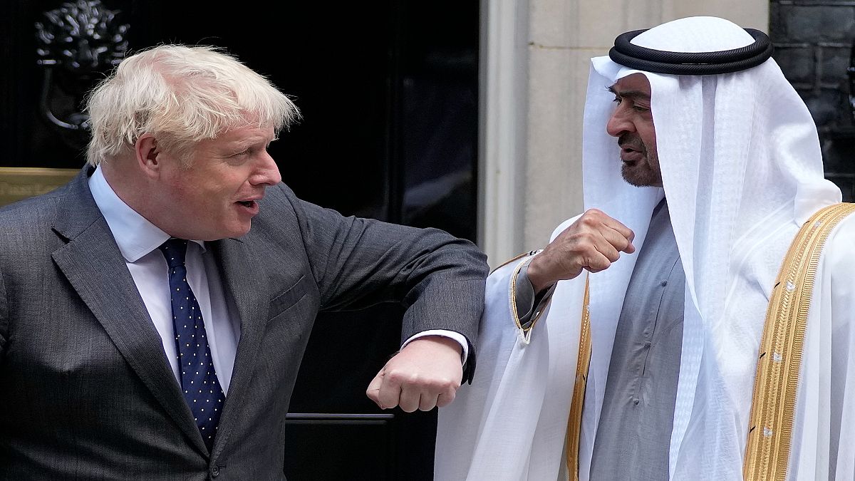 رئيس الوزراء البريطاني بوريس جونسون مستقبلاً في داونينغ ستريت وسط لندن الشيخ محمد بن زايد آل نهيان ولي عهد أبوظبي الخميس 16 أيلول/سبتمبر 2021