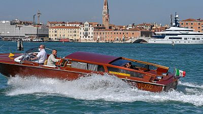 Туристы выживают венецианцев