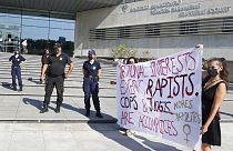 Lefkoşa'daki mahkemede kadına destek için pankartlar açıldı