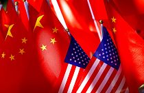 Kínai és amerikai zászlók Pekingben (illusztráció, 2018)