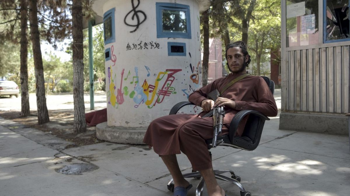 مقاتل من طالبان جالس في فناء  المعهد الوطني الأفغاني للموسيقى في كابول - 14 سبتمبر 2021 
