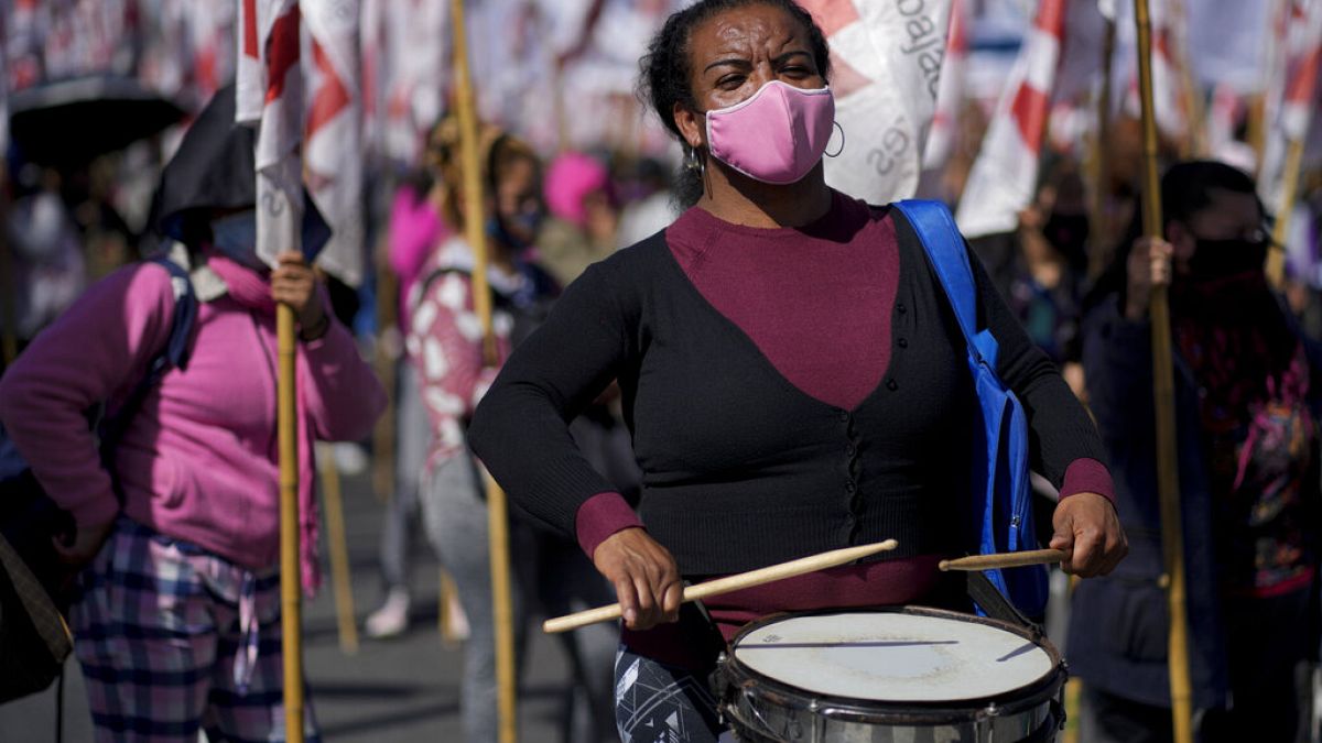 Una manifestante toca el tambor durante la protesta en Buenos Aires