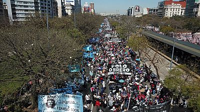 Exigências de mais emprego e melhores condições sociais nas ruas de Buenos Aires