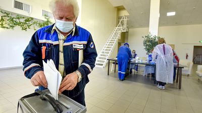 Un empleado deposita su voto durante la votación anticipada en la central geotérmica de Mutnovskaya, en la península de Kamchatka.