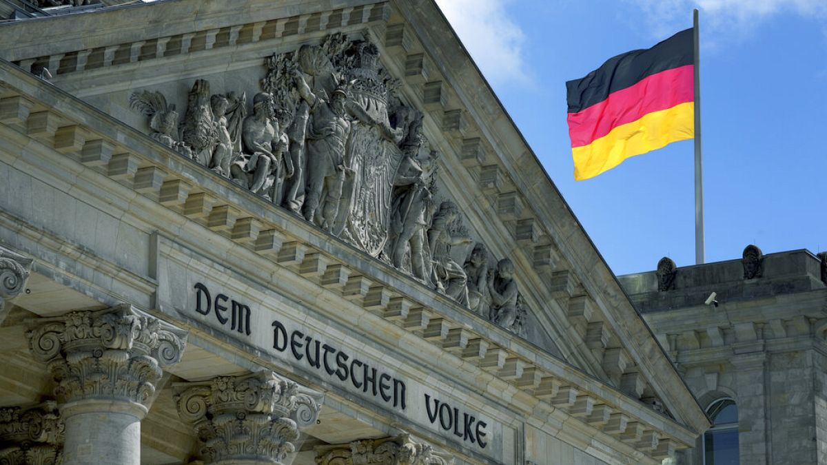 Deutsche Flagge weht über dem Bundestag, Berlin, 19.05.2021