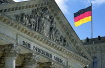 Deutsche Flagge weht über dem Bundestag, Berlin, 19.05.2021