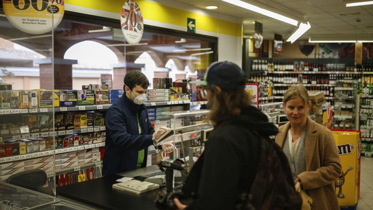 Un cajero trabajando en un supermercado en España