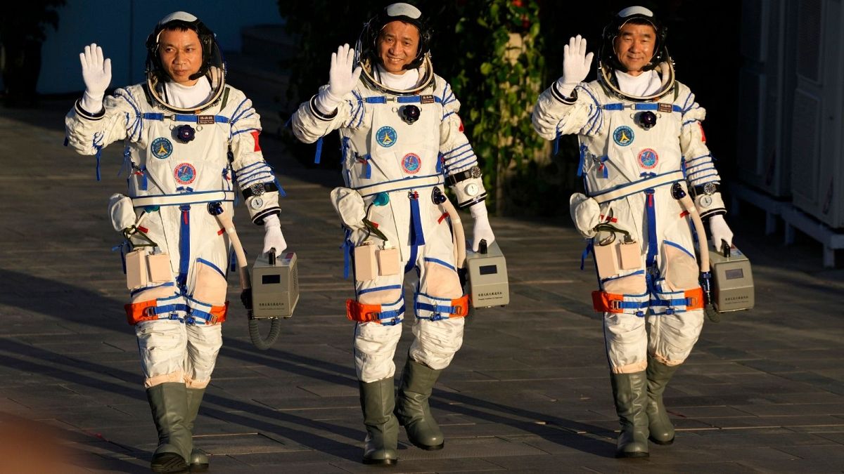 عکس آرشیوی از اعزام سه فضانورد چینی به فضا