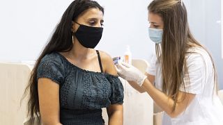 Kocsis Dorina reumatológus rezidens beolt egy nőt a kínai Sinopharm koronavírus elleni vakcina második adagjával a Jósa András Oktatókórház oltópontján 2021. szeptember 16-án.