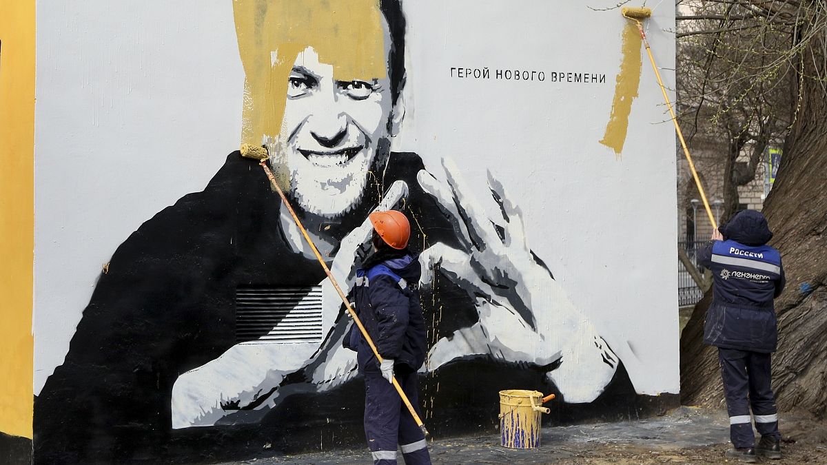 В Санкт-Петербурге закрашивают фреску с изображением Навального