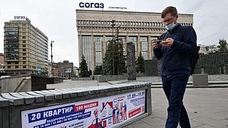 Akıllı telefonunu kullanan bir Rus genci