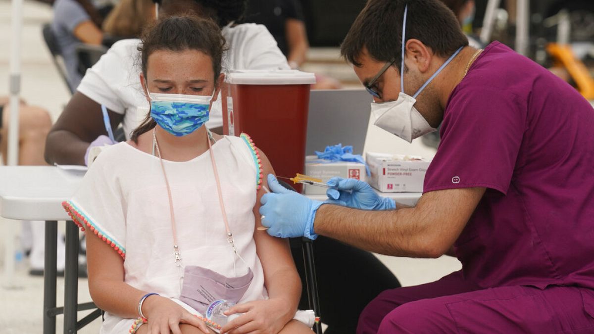 ABD'de 12 yaşındaki Francesca Anacleto'ya Pfizer/BioNTech aşısı yapılırken