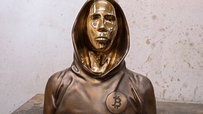 Eine Bronzestatue von Satoshi Nakamoto, dem mysteriösen Erfinder der virtuellen Währung Bitcoin