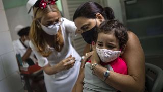 Küba'da 2 yaşındaki Lucia Covid-19 aşısı oldu