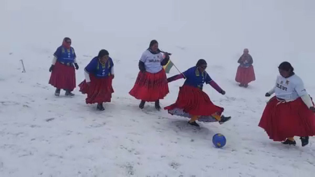 Carlos Mamani/ AP Las cholitas escaladoras en un momento del partido