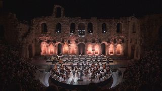 شاهد: صوت كوفمان ينهمر عذوبة وجمالاً على مسرح الأوديون الأثري في اليونان