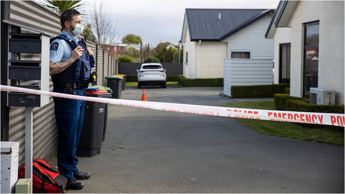 ضابط شرطة أمام منزل شهد مقتل ثلاث طفلات في بلدة تيمارو الجنوبية بنيوزيلندا