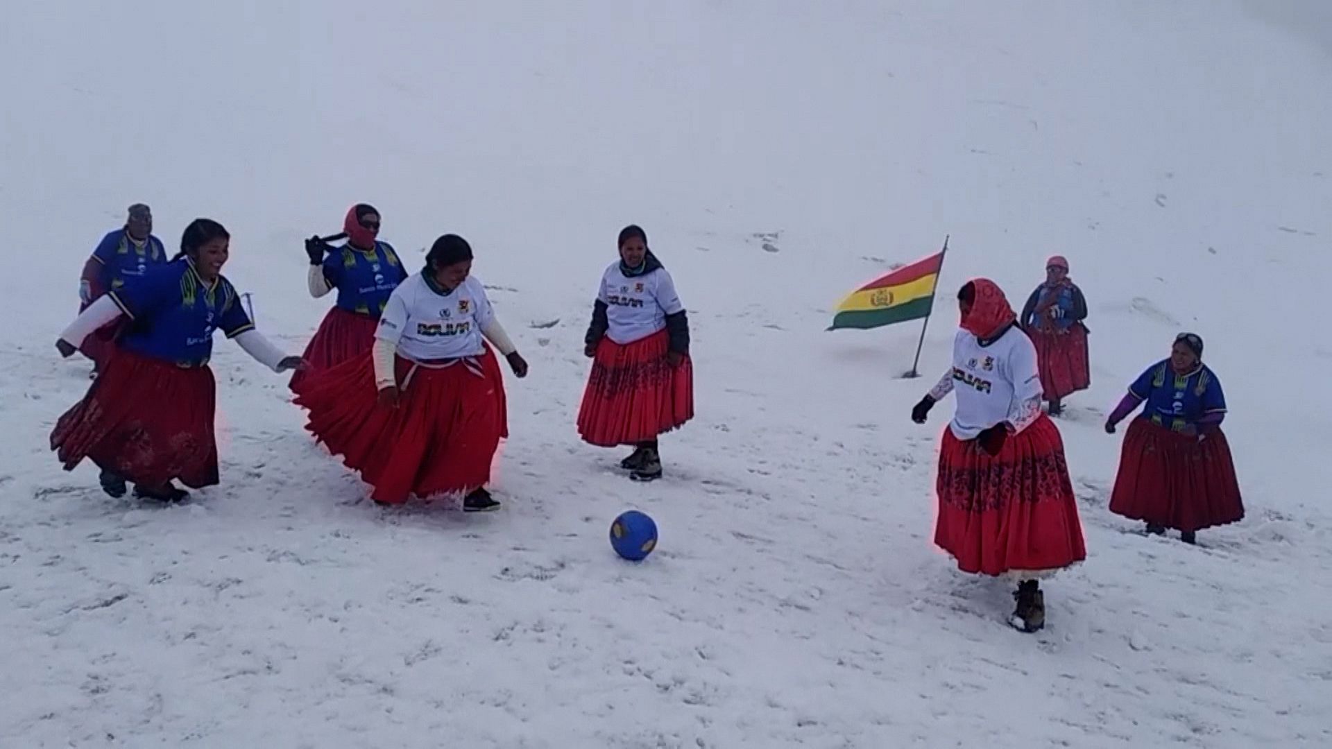 Video. Bolivian Cholitas play football at top of a mountain