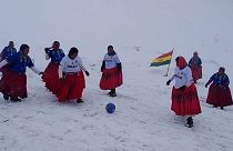 Bolivyalı dağcı kadınlar 6 bin metrede futbol oynadı