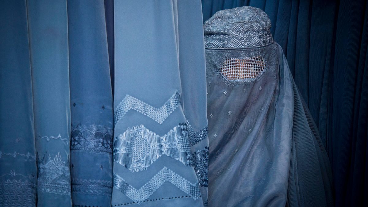 Burka giyen bir Afgan kadın (arşiv) 