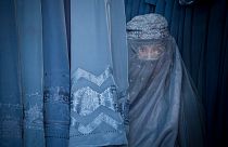 Burka giyen bir Afgan kadın (arşiv)