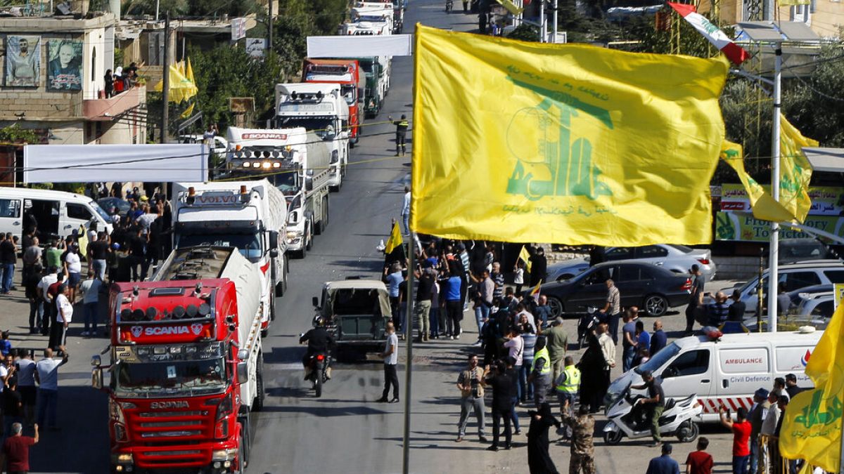 وصول قافلة شاحنات صهاريج النفط الإيراني إلى لبنان، في بلدة العين الشرقية، لبنان، الخميس 16 أيلول/سبتمبر 2021