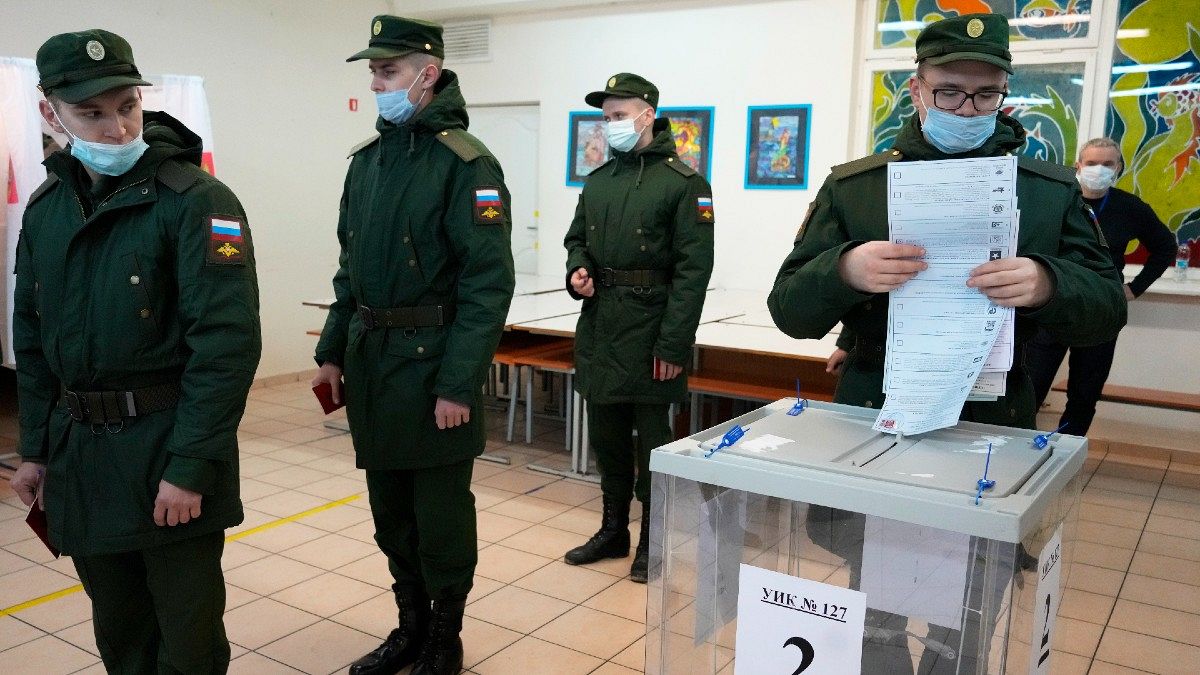 Katonák állnak sorban a szavazófülkében Szentpéterváron