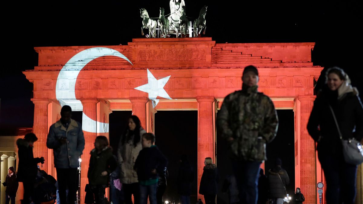 Berlin'de Brandenburg Kapısı'na yansıtılan Türk bayrağı