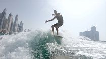 التزلج على الأمواج وركوبها .. رياضة رائجة في دبي