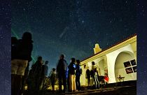 Varias personas observan el cielo en el Observatorio Astronómico de Alqueva, Portugal