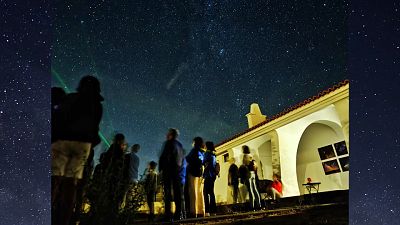 Varias personas observan el cielo en el Observatorio Astronómico de Alqueva, Portugal