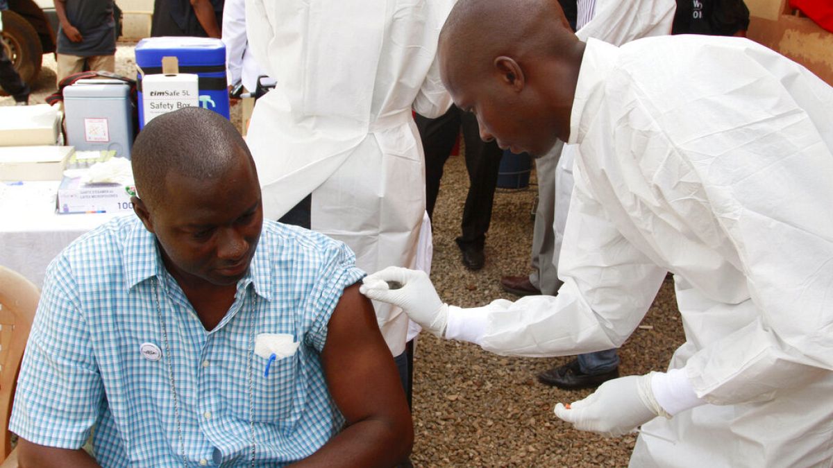 Gine'de salgın hastalıklara karşı aşı olan bir vatandaş.