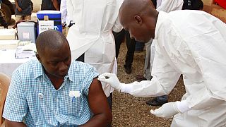 Gine'de salgın hastalıklara karşı aşı olan bir vatandaş.