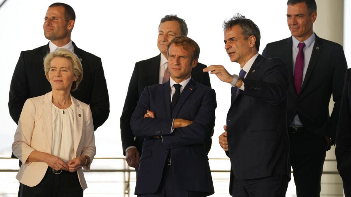 Kiriakosz Micotákisz görög, Emmanuel Macron francia, Robert Abela máltai és Pedro Sanchez spanyol politikusok Ursula von der Leyennel, a Bizottság elnökével