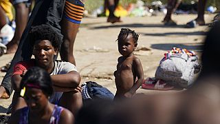 Тысячи беженцев с острова Гаити собрались под мостом в Техасе