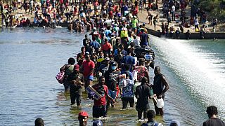 Migrantes atravessam o Rio Grande