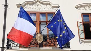 پرچم فرانسه در کنار پرچم اتحادیه اروپا در یکی از سفارتخانه‌های فرانسه (عکس از آرشیو)