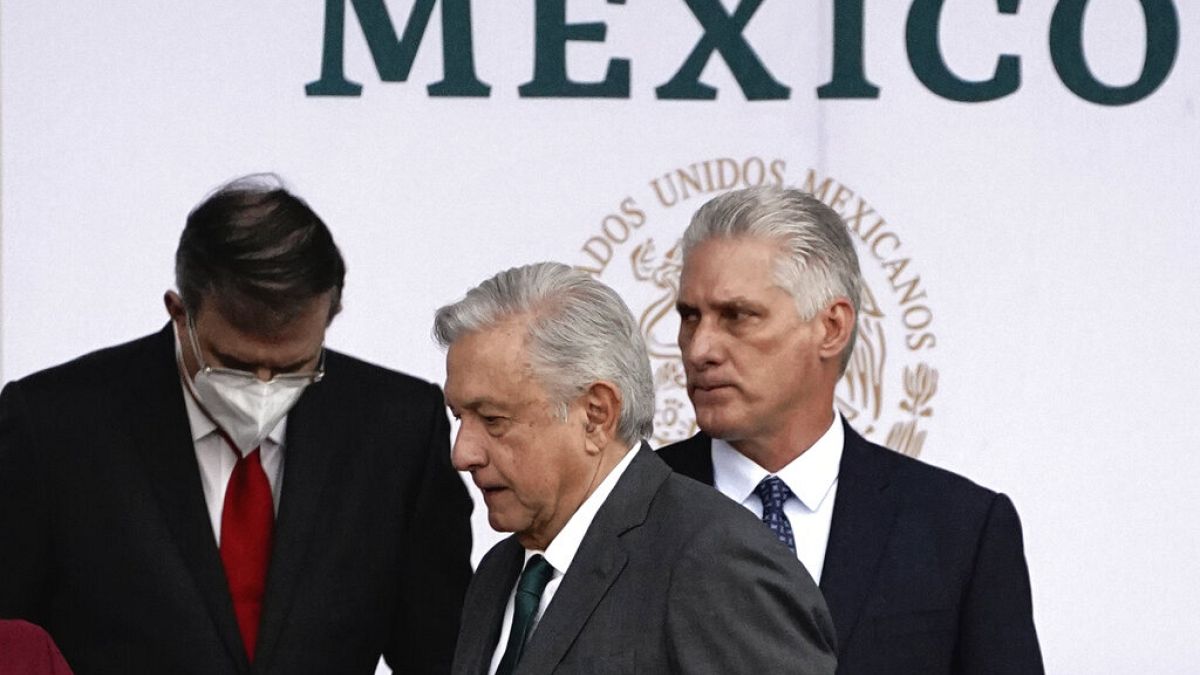 El presidente cubano, Miguel Díaz-Canel, está junto a su homólogo mexicano, Andrés Manuel López Obrador, durante las celebraciones del Día de la Independencia de México