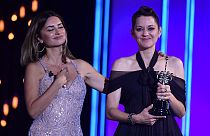 Marion Cotillard recibe el premio Donostia de manos de Penélope Cruz