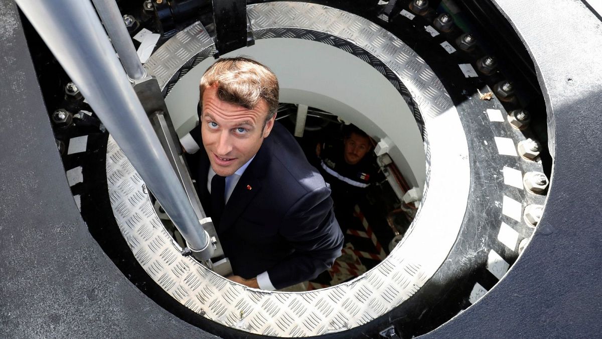 امانوئل ماکرون، رئیس جمهوری فرانسه در سایت تولید زیردریایی هسته‌ای در شربورگ