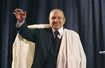 Bandeiras a meia-haste depois da morte do ex-presidente da Argélia