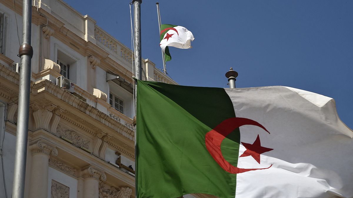 Algerische Flagge auf Halbmast