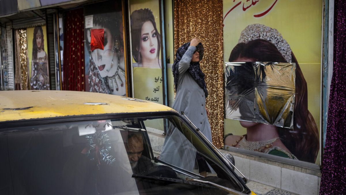 Αφίσες σε δρόμο της Καμπούλ με καλυμμένα τα γυναικεία πρόσωπα