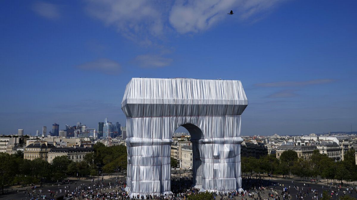 Триумфальную арку в Париже обернули в серебристо-голубую ткань