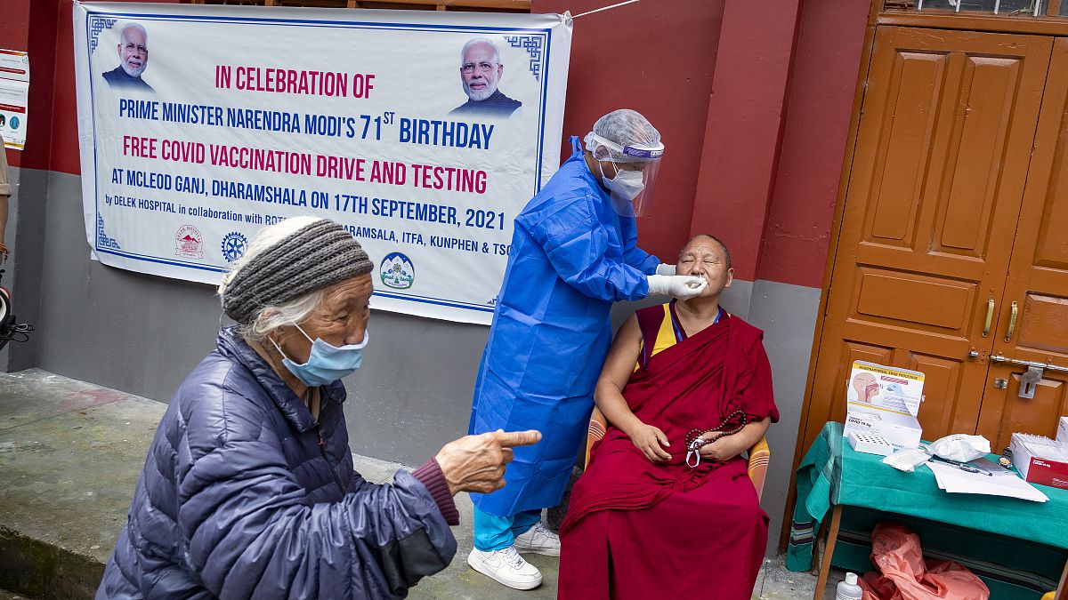 امرأة تتلقى لقاحا مضادا لكوفيد-19 ضمن حملة التطعيم الاستثنائية التي شهدتها الهند الجمعة 17 أيلول 2021 في عيد ميلاد رئيس الوزراء ناريندرا مودي، وأُعطي فيها 25 مليون جرعة