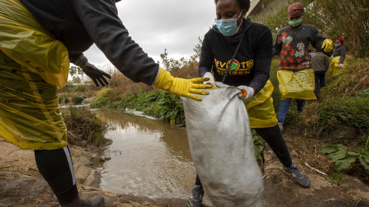 Des volontaires nettoient la rivière Juskei à Johannesburg le 18 septembre 2021